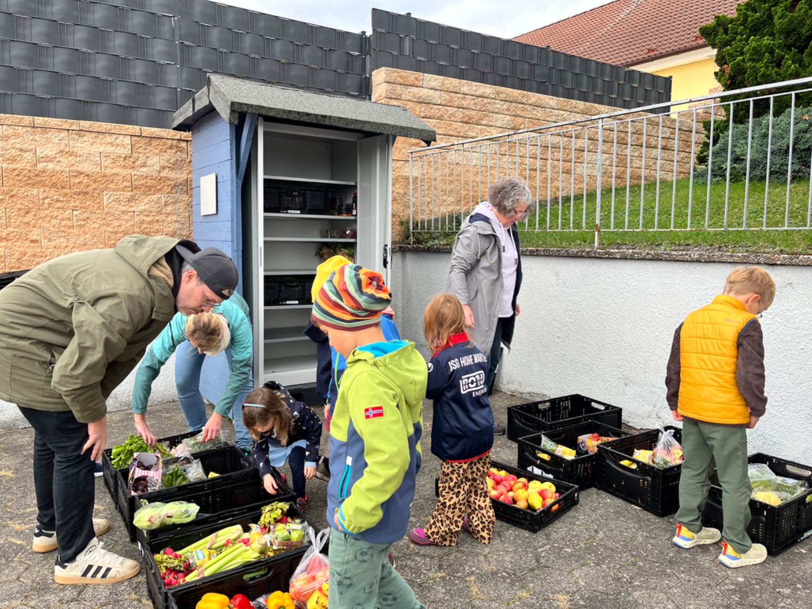 Unterstützung bei der Lebensmittelausgabe